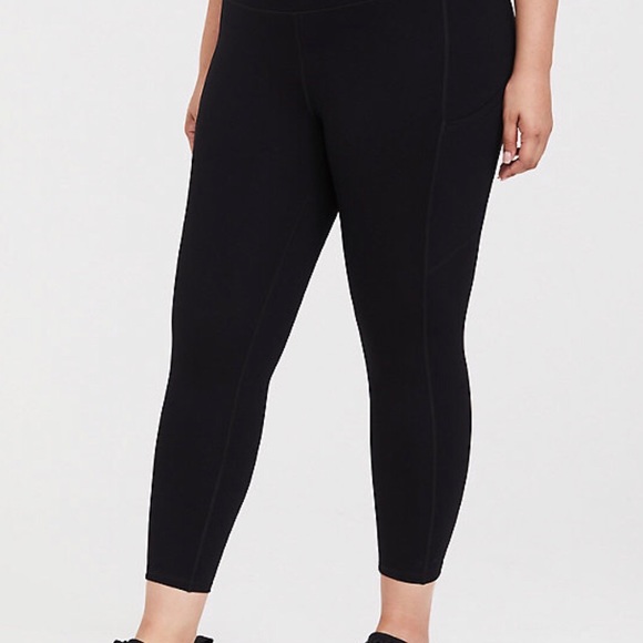 Torrid Crop Active Leggings w/ Pockets - Picture 2 of 5